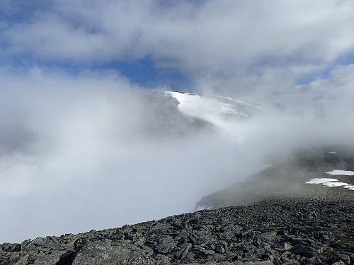 Bilde #18: Jeg legger kursen videre fra Kvasstinden [1375] mot Storbua [1498 m.o.h.]. Igjen skimtes noe blå himmel.