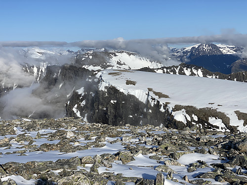 Bilde #23: Utsikt fra Storbua [1498] ned mot Månvasstinden [1467 m.o.h.].