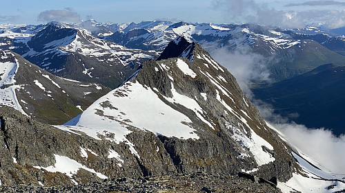 Bilde #24: Fjellryggen videre bortover fra Storbua og Månvasstinden mot Trollbotntinden [1338 m.o.h.] og Dyrdalstinden [1371 m.o.h.].