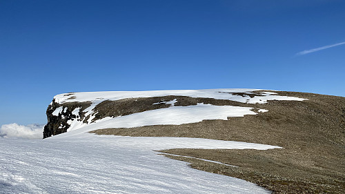 Bilde #25: På vei opp på Månvasstinden [1467 m.o.h.]. Denne toppen har primærfaktor på bare 64 meter, så det er ikke så veldig til stigning opp dit.