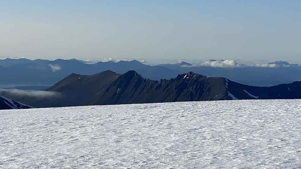 Bilde #28: Tilbake på Storbua [1498 m.o.h.], nå med utsikt over til traversen mellom Svartevasstinden [1258 m.o.h.] og Trolltinden [1241 m.o.h.] ved Daugstadsetra.