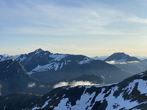Bilde #30: Utsikt mot Lauparen [1434], Brudefølget [1343] og Kvitnyken [1242 m.o.h.].