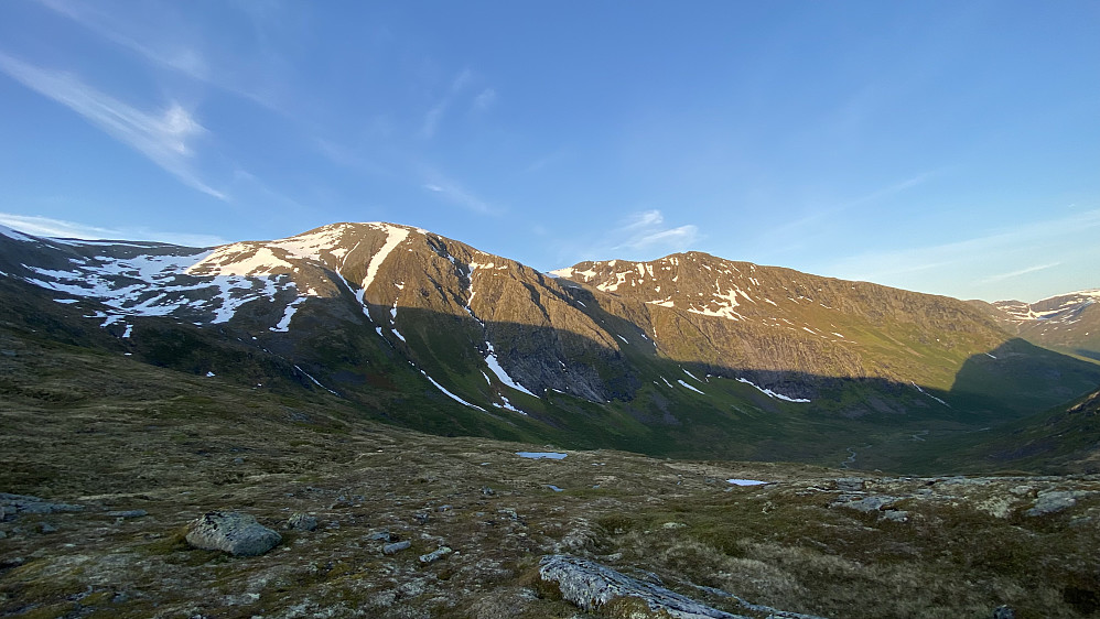 Bilde #33: Storbua [1498], Trollbotntinden [1338] og Dyrdalstinden [1371 m.o.h.]
