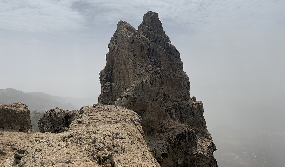 Bilde #1: Gran Canarias høyeste punkt, Morrón de la agujereada [1961 m.o.h.], slik den sees fra Pico de las Nieves [1950 m.o.h.].
