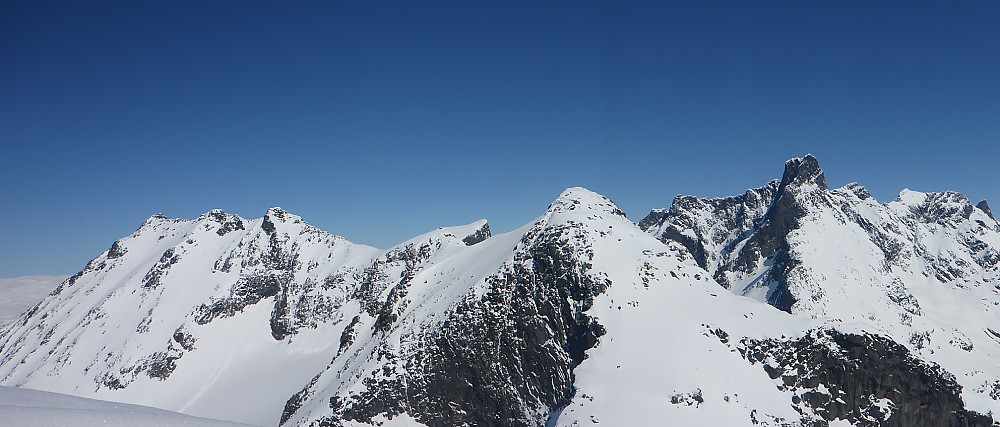 Når vi snudde oss rundt var det panoramautsikt til Store Skagastølstinden. Nestnørdre Midtmaradalstinden midt i bildet