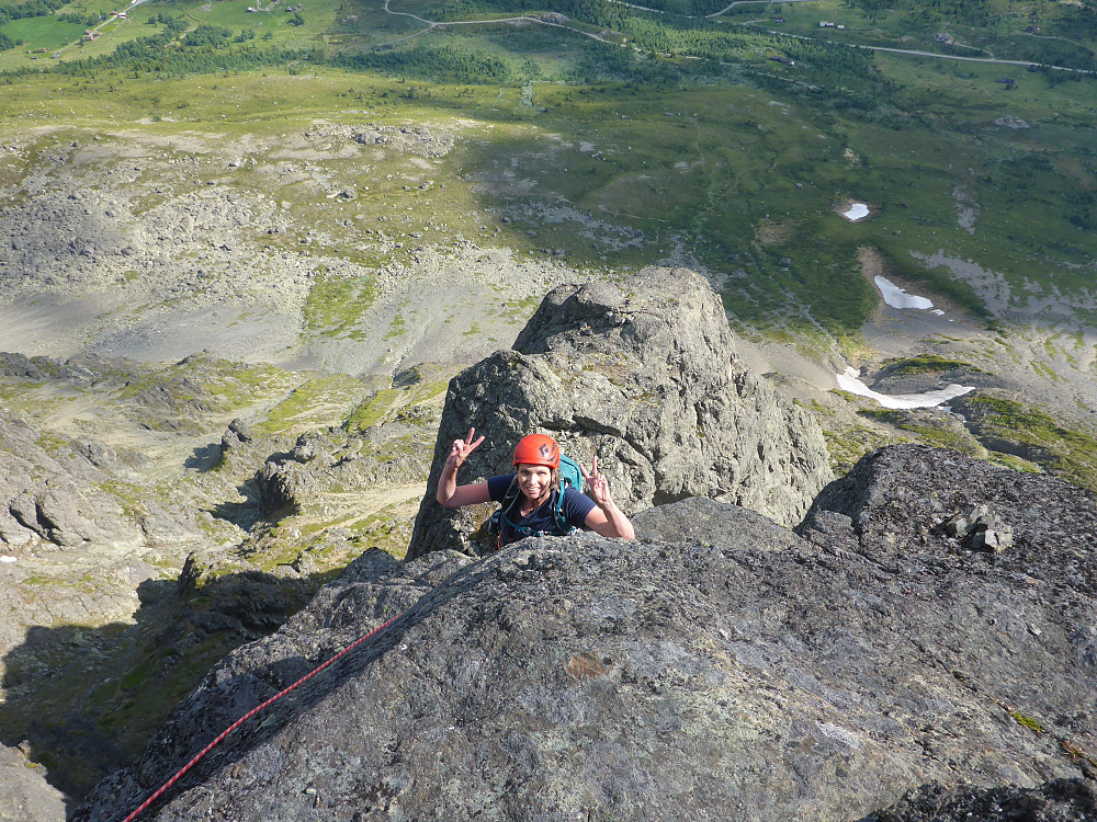 Ann-Karin klatret elegant og effektivt overhenget som er rutas crux og var glad da hun toppet ut tl 7. Bak henne er toppen av den første pillaren på ruta og standplass for tl 4. 