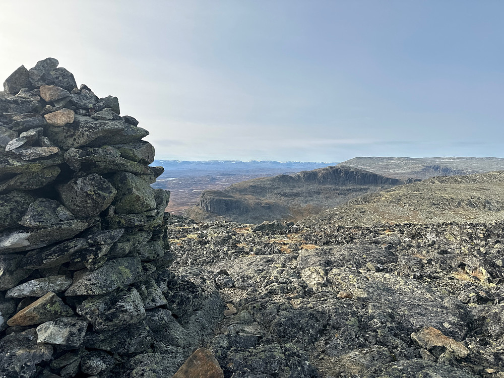 Varden på Blåbergi med Hallingskarvet i bakgrunnen, Reineskarvet bak til høyre og den fine ryggen på Lauvdalsbrea i mellom