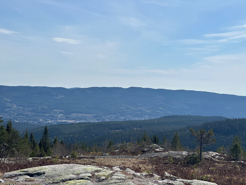 Utsikt over til Harestua med Paradiskollen og Kroktjernsberget
