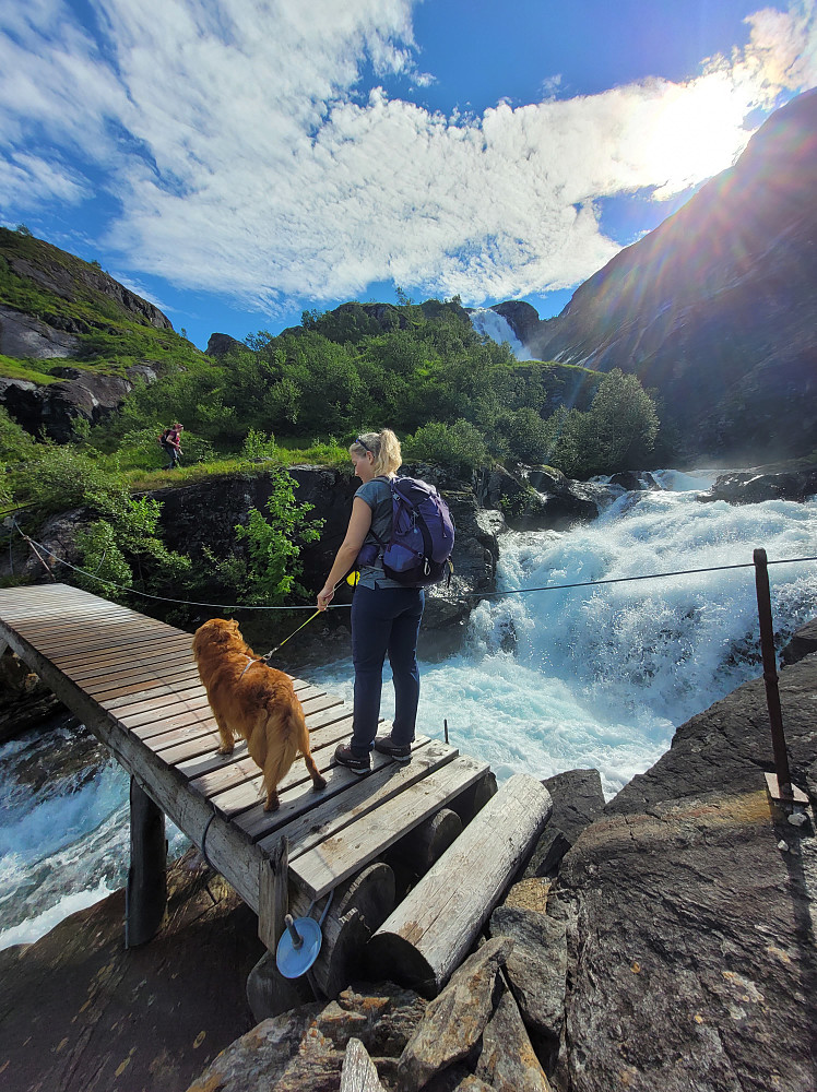 Over Tyssefossen[[image:trunor_20220815_62f9fbad88f1b.jpg|Gjekk gjennom tunnellen frå Leira til Bjørke og bilen. Passe låk i føttene her.