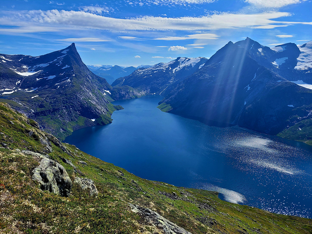 Hornindalsrokken og Tyssevatnet.
