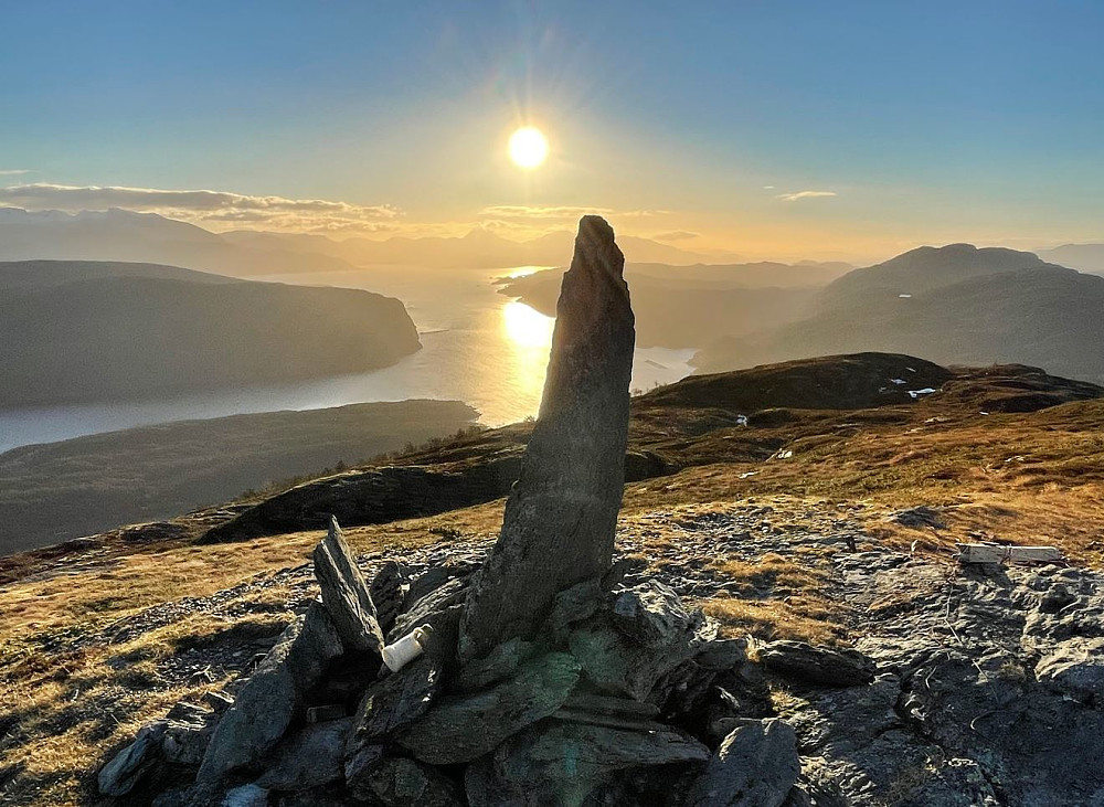 Flott utsikt over Varaldsøy og Hardangerfjorden