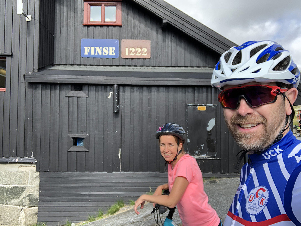 Stoppet på Finse mens vi syklet Rallarvegen
