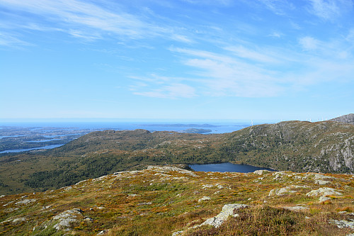 Mot klovskardvatnet og Bømlo.