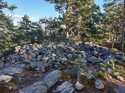 Gravrøysa nær toppen av Høyslassnuten.