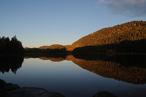 Uvdalstjønna under skumring.