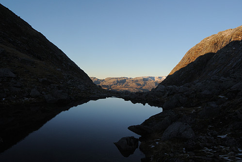 Tjørn under skumring.