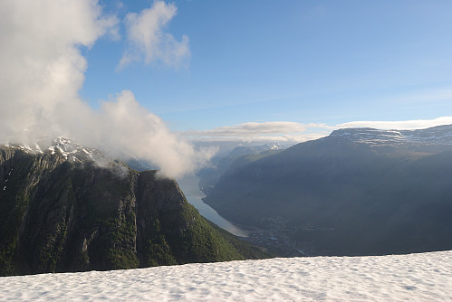 Utsikt mot Sørfjorden fra toppen.