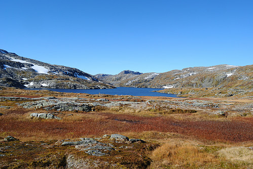 Saksaklepp skimtes i bakgrunnen bak Revavatnet.