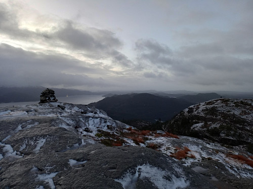 Utsikt fra Staupsfjellet mot Ålfjorden og Hopsfjellet.