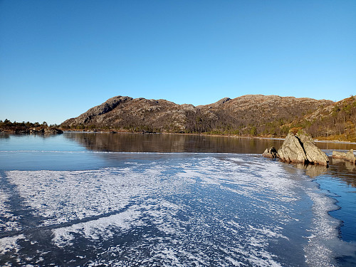 Grautavatnet og Sætrafjellet i bakgrunnen.