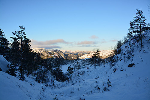 Utsikt mot fjella ved yrkjesfjorden.