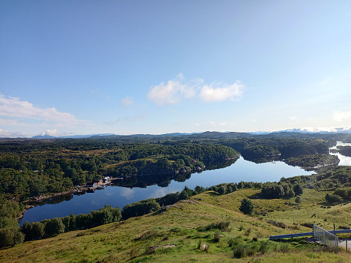 Viksefjorden synest godt frå toppen.