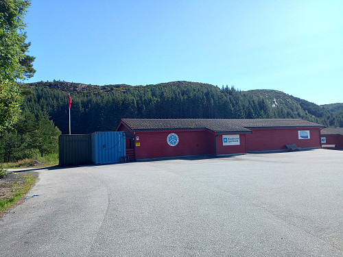  Ein skyttarbane ligger nærme toppen.