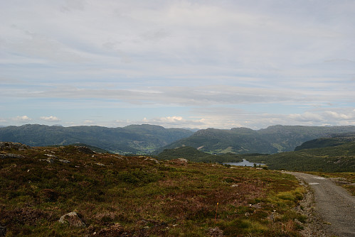 Utsikt nordover mot Skånesvikfjella og Litledalsfjella.