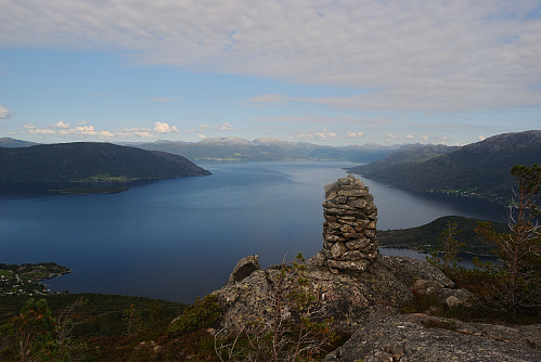 Utsikt mot fjorden fra Daurmålshaugen.