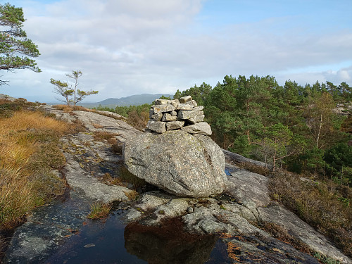 Liten varde ved toppen.