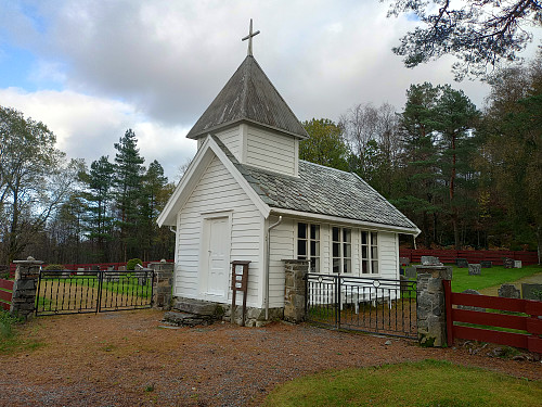 Parkering ved kyrkja.