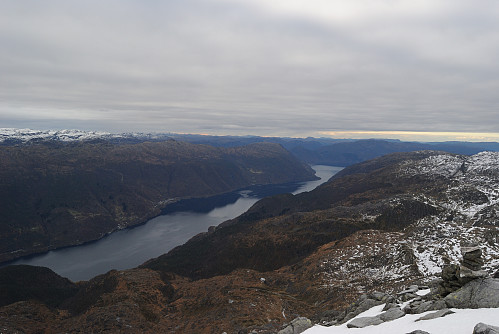 Åkrafjorden i kjedelig gråvær.
