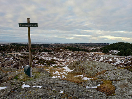 Toppen av Sundsfjellet, 67 moh.