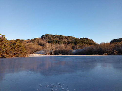 Moldbrekkfjellet bak isen.