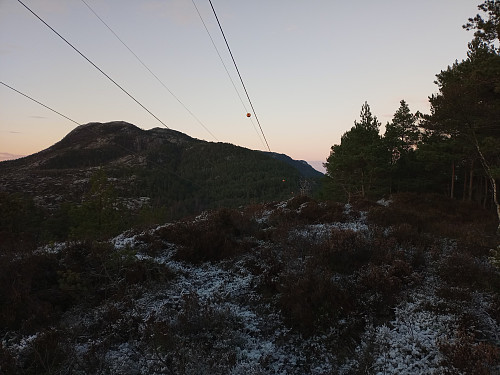 Høgaste punktet på den navnlause åsen vest for Brattestø, 104 moh.