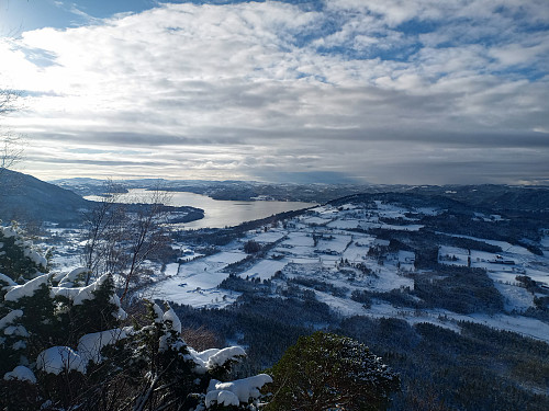 Utsyn mot Vikebygd og Ålfjorden.