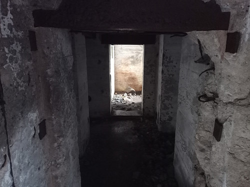 Insida av ein av bunkerane.