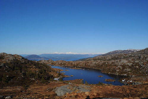 Dyraskorvatnet og Rosendalsalpene i det fjerna.