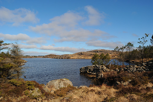 Vestre Mjåvatnet og Søre Sålefjell i bakgrunnen.