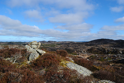 Toppvarden på den navnlause åsen nord for vatnet, 106.6 moh.