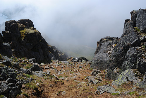 Oppforbi skaret.