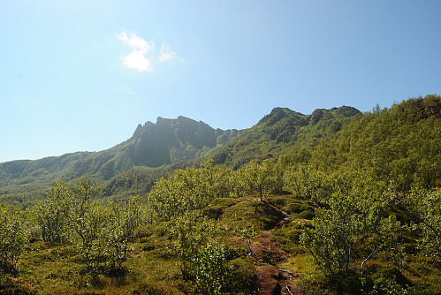 Mikkeltind i bakgrunnen.