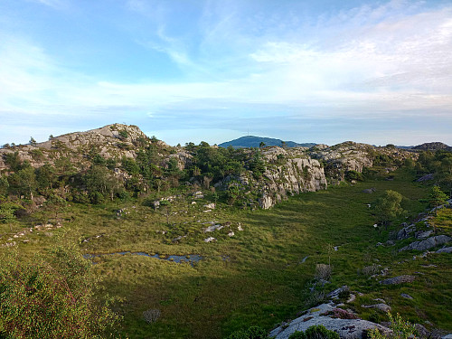 Landskapet på sørsida av øya.