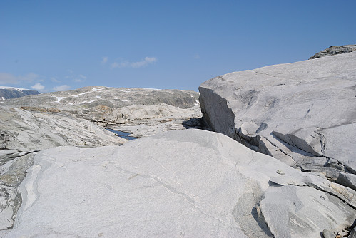 Ekstremt kvitt stein. Geologien blir meir dramatisk nære Hundsøyra.