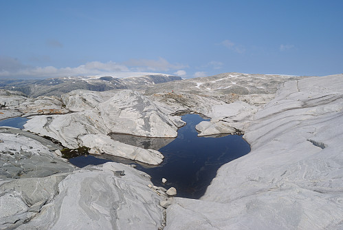 Idyllisk tjødn og Norde Folgefonna i horisonten.