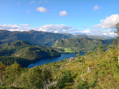 Røyravatnet omringa av Teråsen og Høgeleiken.
