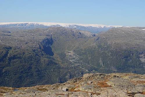 Utsyn mot Håradalen og Folgefonna i bakgrunnen.