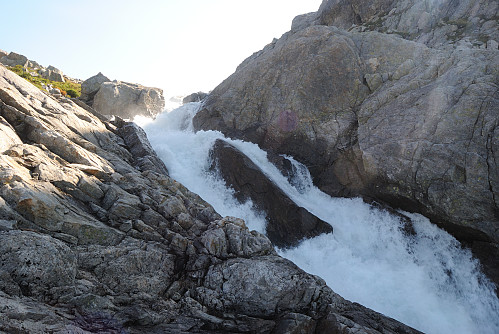 Eit trangt og glatt passasje. Her må ein forsera våte stein rett ved fossen.
