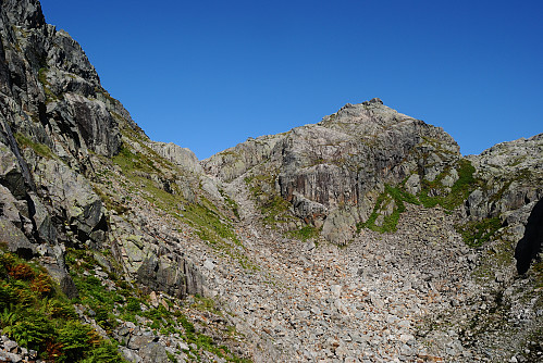 Her vart graset grønnere, og varmen auka til ein undertrykkende grad. Vest for fjellet var det haust og aust var det sommar. 