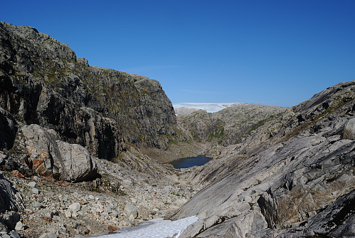 Steile fjell glatte svaberg pregar den namnlause nuten.